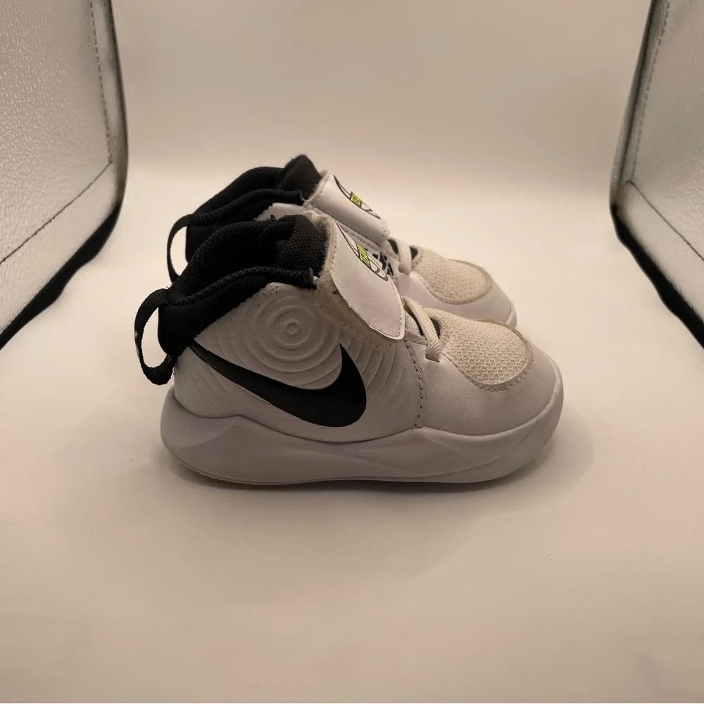 Nike Hustle boys White and Black High-Top Sneakers size 5C